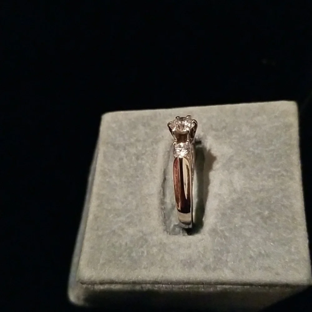 18K gold ring with 3 Beautiful Diamonds - Picture 3 of 13